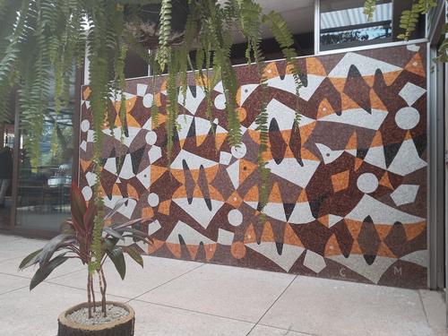 Uno de los murales se encuentra en el patio. (Foto: Heidi Loarca/Soy502)