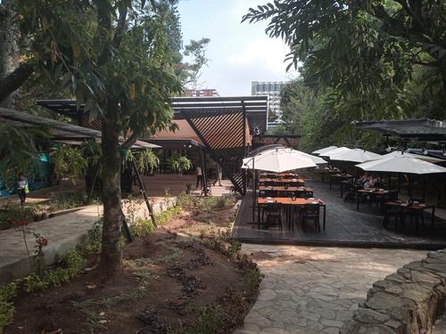 La mayor&iacute;a de las mesas est&aacute;n concentradas en el patio y est&aacute;n techadas. (Foto: Heidi Loara/Soy502)