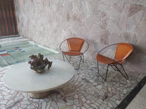 La vivienda cuenta con un amplio vest&iacute;bulo con mobiliario de mediados del siglo XX. (Foto: Heidi Loarca/Soy502)