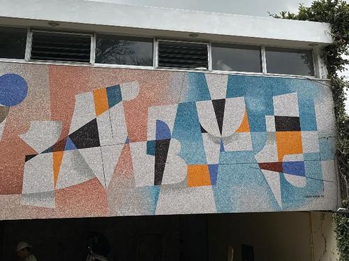 Uno de los murales forma parte de la fachada principal de la vivienda. (Foto: El Arte Steak House)