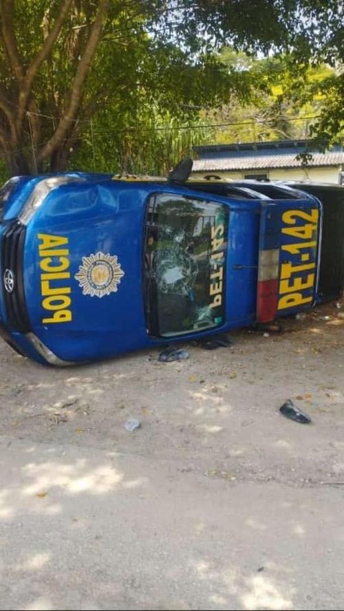 Una patrulla de la PNC termin&oacute; semi volcada durante las protestas por fallas en la energ&iacute;a el&eacute;ctrica en Pet&eacute;n. (Foto: redes sociales)