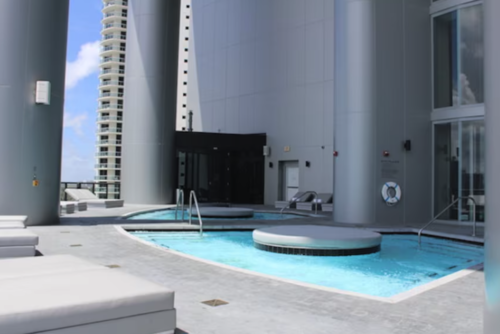 La torre cuenta con piscina pública y privadas para cada apartamento. (Foto: Pd Tower Miami)