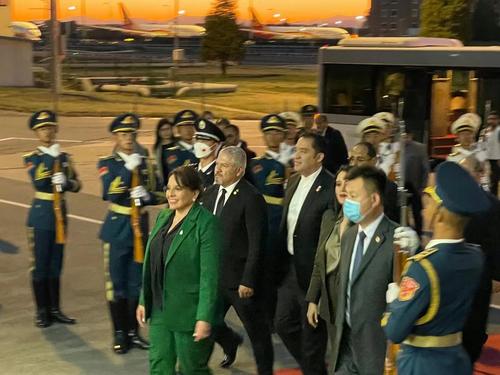 Llegada de la Presidenta Xiomara Castro a Beijing. (Foto: @EnriqueReinaHN/Twitter)