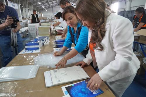  La presidenta del TSE, visitó el COPE para verificar el embalaje de las cajas electorales. (Foto: TSE)