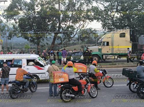 El trailer colision&oacute; a varios carros. (Foto: Noticias del Atl&aacute;ntico)