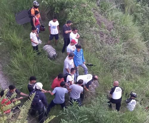 Los bomberos intentan rescatar a las personas atrapadas en el carro que cay&oacute; al barranco. (Foto: Bomberos Voluntarios)