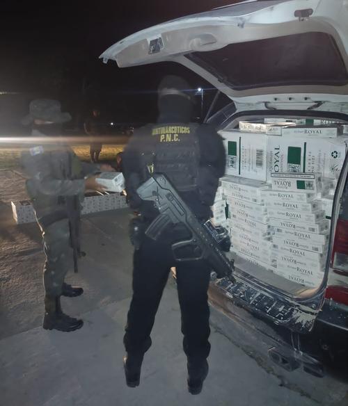 El automóvil estaba relleno de cajas de posible contrabando. (Foto: PNC)