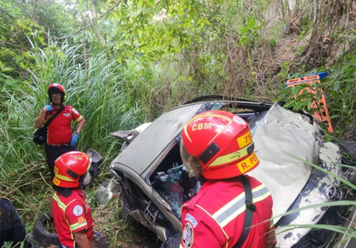 Uno de los carros cay&oacute; al barranco. (Foto: Bomberos Voluntarios)