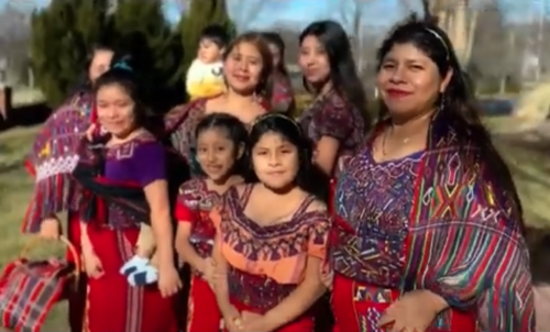 Familia Elena de León dedicada a la indumentaria mayas . (Foto: Telemundo)
