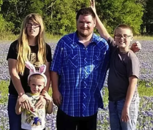 Grayson Boggs junto a su familia. El padre también murió por el rayo. (Foto: Infobae)
