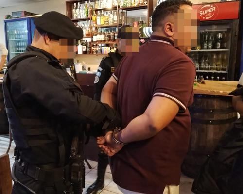 Edgar fue detenido por vender bebidas alcoh&oacute;licas a menores de edad. (Foto: PNC)