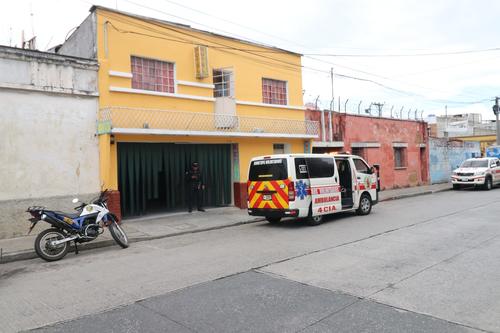 Este es el hotel en donde fue localizada una mujer sin vida, en el interior de una habitación. (Foto: Bomberos Voluntarios)