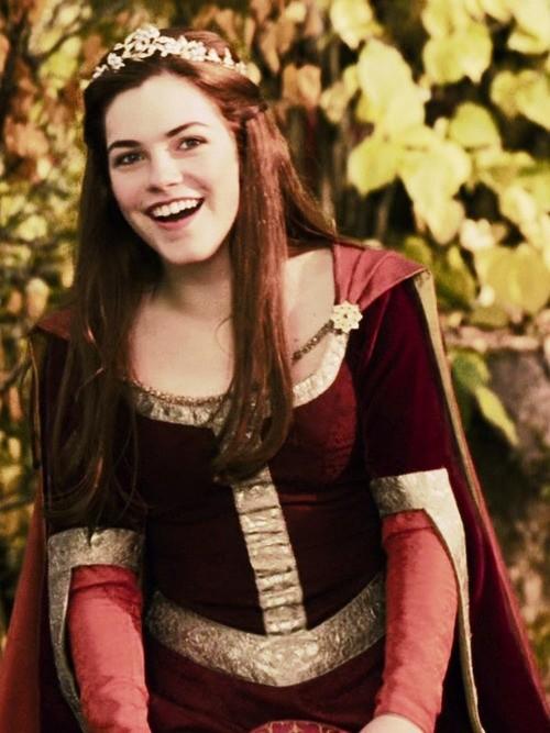 Hermana mayor de Georgie en Narnia, interpretando a Lucy. 
