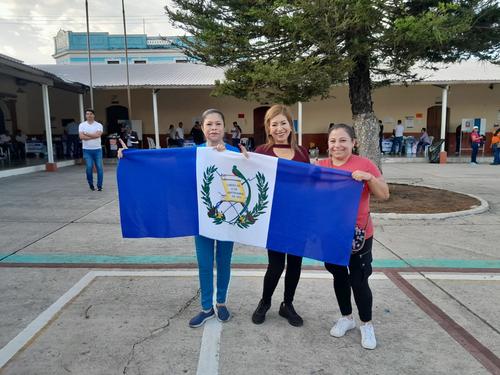 Las hermanas Higueros acudieron a votar minutos antes de que las urnas fueran cerradas. (Foto: Sandra Sebastián/Soy502)