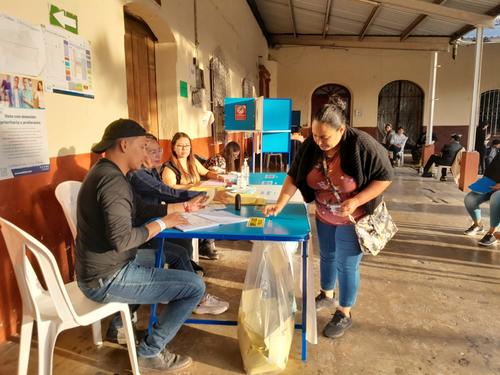 Unos minutos antes de que se cerraran las urnas en todo el país, algunos guatemaltecos asistieron a votar. (Foto: Sandra Sebastián/Soy502)