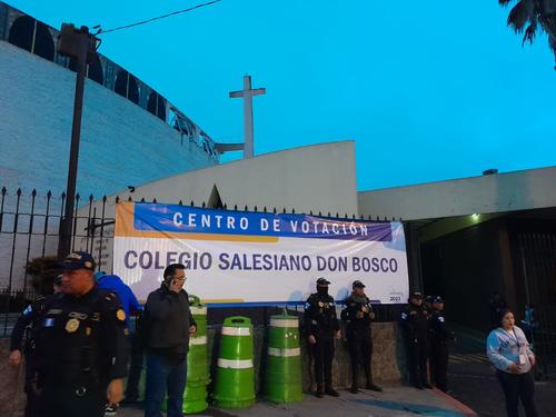 El Colegio Salesiano Don Bosco se mantiene custodiado para mantener el orden de la jornada electoral. (Foto: Sandra Sebastián/Soy502)