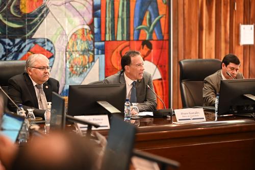 El presidente del Banguat, Alvaro Gonz&aacute;lez (centro) y vicepresidente del Banguat, Alfredo Blanco (Izq.) estuvieron presentes en la reuni&oacute;n. (Foto: Banguat)