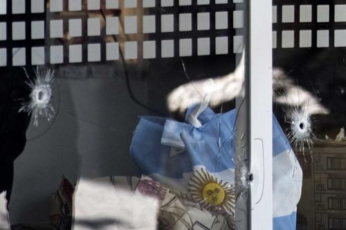 Estos son los rastros de los disparos ejecutados contra el local comercial. (Foto: AFP)