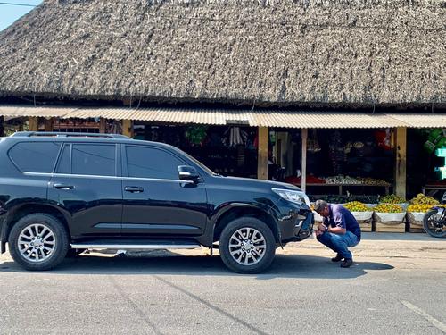 Vista m&aacute;s amplia del momento en el que cubren las placas del veh&iacute;culo oficial. Foto: Cortes&iacute;a.