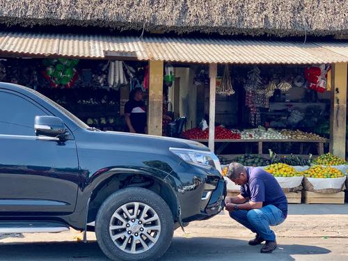 Un hombre cubre las placas del veh&iacute;culo pero es captado por vecinos. Foto: Cortes&iacute;a.