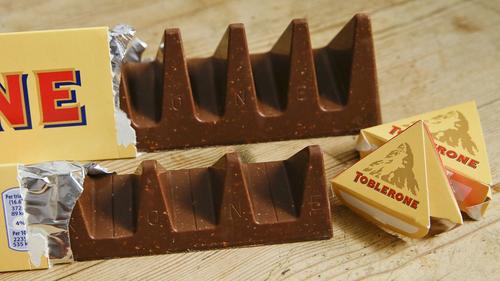El chocolate suizo se caracteriza por el logo de su empaque y por la forma de su barra. (Foto: redes sociales)