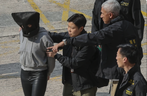 La mujer detenida fue trasladada con el rostro cubierto hacia una comisar&iacute;a de la Polic&iacute;a por su participaci&oacute;n en el crimen contra Choi. 