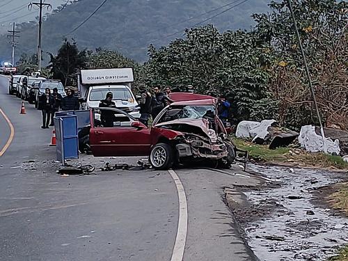 La familia víctima del accidente de tránsito se conducía en el vehículo rojo. (Foto: redes sociales)