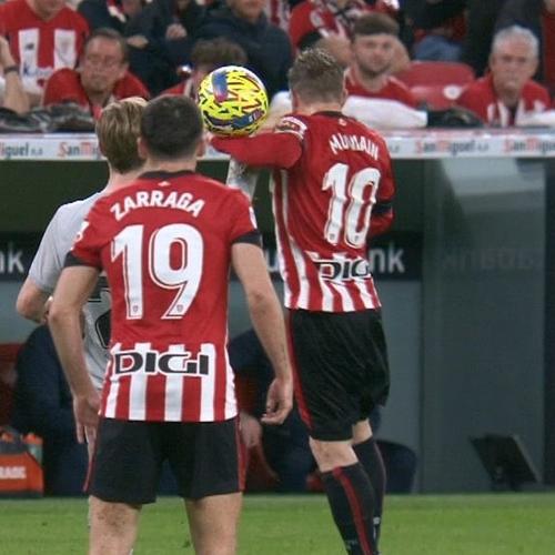 La jugada se produjo en la parte final del partido. 