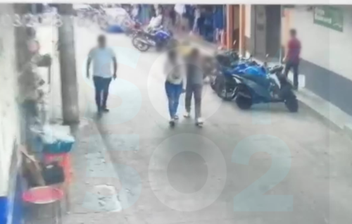 Una cámara de seguridad captó el momento en que Evelin Alejandra (sudadero blanco) caminaba junto a su entrenador. (Foto: MP)
