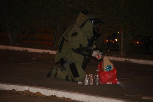 El detenido pretendía esconder explosivos en una caja de regalo. (Foto: PNC)