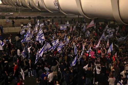Los manifestantes bloquean una carretera durante una manifestación contra el gobierno israelí. (Foto: AFP)