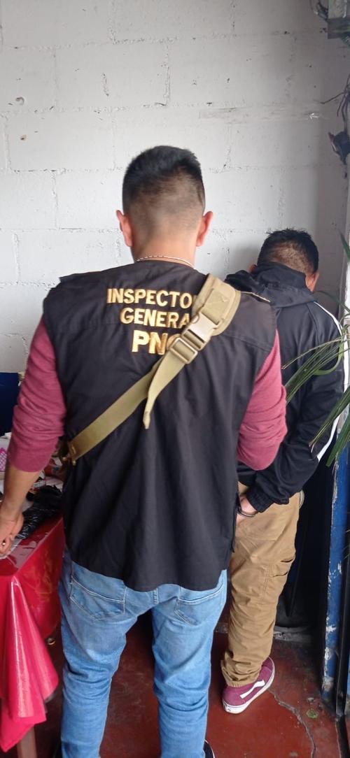 Capturan a dos PNC que cobraban Q4 mil por no allanar viviendas