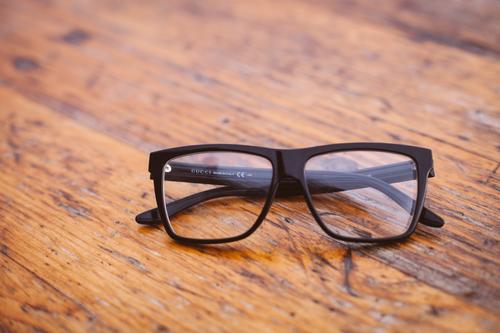 Debes limpiar tus lentes con jab&oacute;n l&iacute;quido neutro. (Foto: Pexels) 