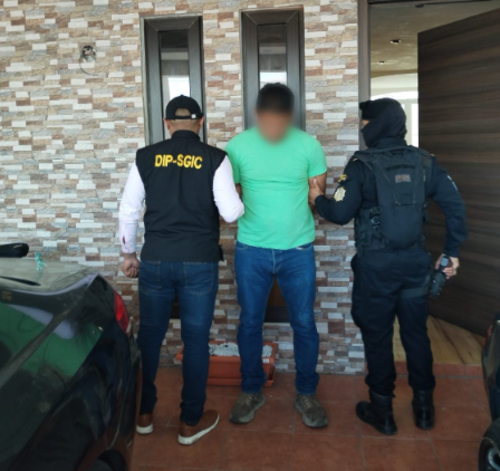 Uno de los tres capturados relacionado al robo de veh&iacute;culos. (Foto: MP)