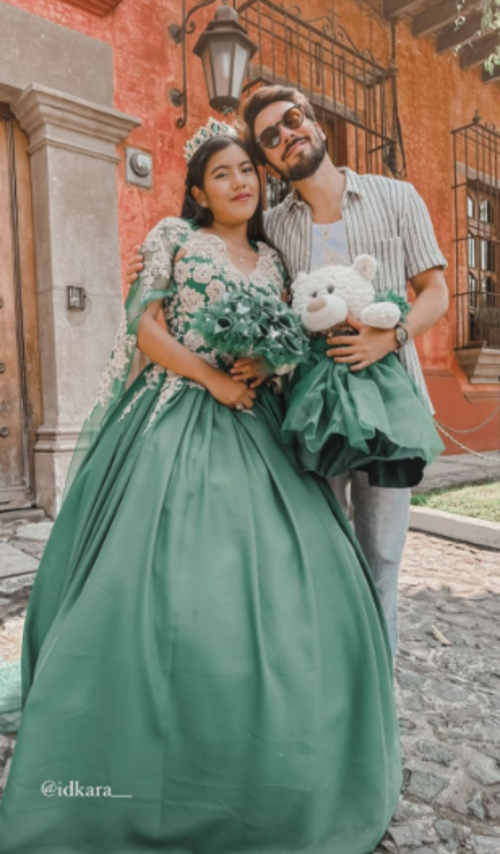 Roger comparti&oacute; la foto que se tom&oacute; con la quincea&ntilde;era. (Foto: captura de pantalla)