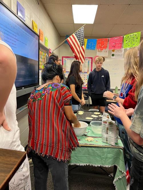 Elizabeth ense&ntilde;a a sus alumnos acerca de la gastronom&iacute;a guatemalteca en su clase de espa&ntilde;ol. (Foto: Elizabeth Coti)