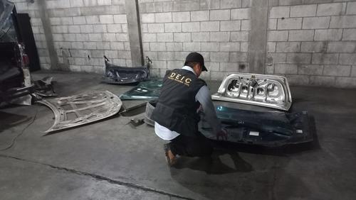 Varias piezas de veh&iacute;culos robados eran trasladadas en un picop. (Foto: PNC)