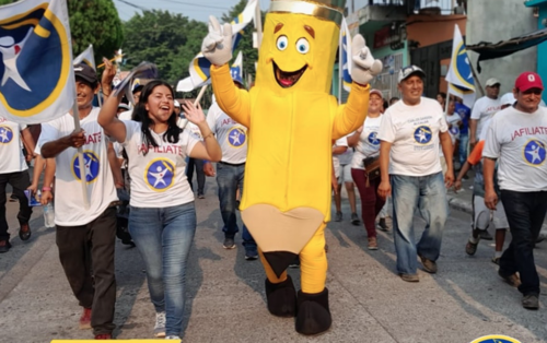 Simpatizantes en actividades del partido con playeras promocionales. (Foto: captura de pantalla)