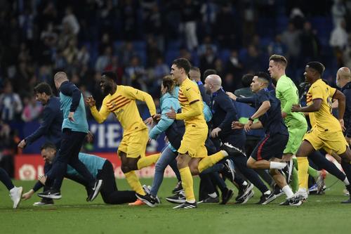 Momento en que los jugadores y cuerpo t&eacute;cnico del Barcelona huyen tras la invasi&oacute;n de la cancha de los ultras del Espanyol. (Foto: AFP)