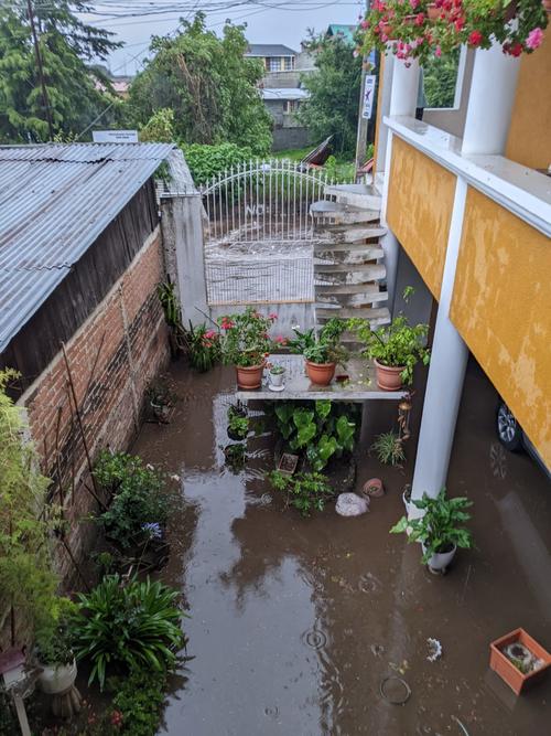 Las lluvias del sábado inundaron residenciales en San Marcos. (Foto: Conred)