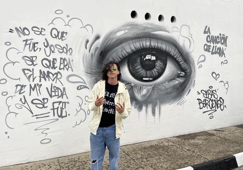 El famoso junto al mural hecho en su nombre llamado "La pared que llora". (Foto: Selene Mejía/Soy502)