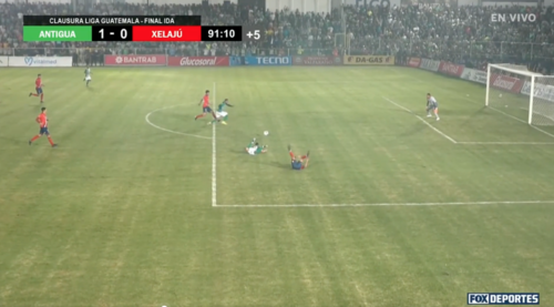 La jugada fue ocurri&oacute; en el tramo final del partido. 