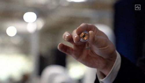 El dispositivo es del tamaño de una moneda. (Foto: AFP)