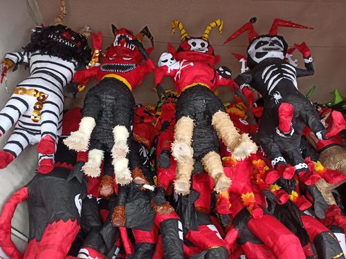 piñatas, quema del diablo, tradición, 7 de diciembre, 