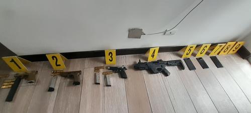 Las armas que fueron encontradas durante allanamientos en Mixco. (Foto: MP)