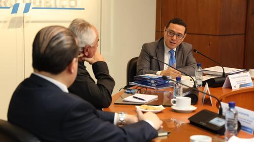 El secretario general del MP, Ángel Pineda, (a la derecha) representó a la fiscal general en la reunión. (Foto: MP)