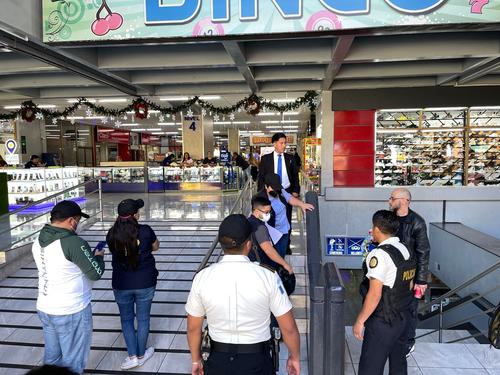 El MP y PNC realizaron los allanamientos en un centro comercial de zona 1 de la capital. (Foto: MP y PNC)