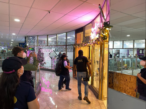 La PNC y el MP realizaron los operativos en locales comerciales del Centro Histórico. (Foto: MP y PNC)