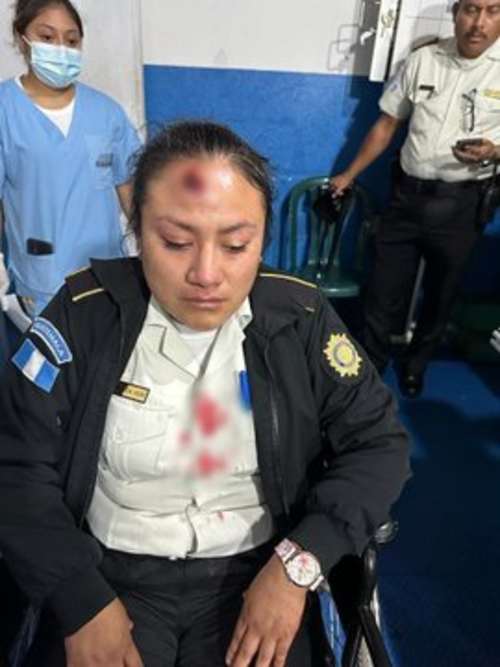 Dos agentes de policía fueron llevados al hospital luego del incidente ocurrido en la Plaza de la Constitución. (Foto: PNC)