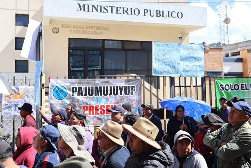 Plant&oacute;n frente a la sede del MP en Totonicap&aacute;n. (Foto: Los 48 Cantones)
